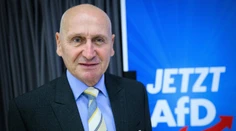 Delegát nemeckej krajine pravicovej strany Alternatíva pre Nemecko pohrýzol do nohy demonštranta