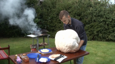 Adam našiel v lese obrovského vatovca