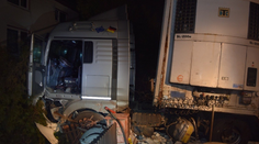 Nebezpečná zrážka na východe Slovenska. Po strete s osobným autom skončil kamión v plote