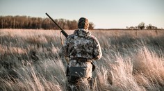 Ženu počas vychádzky so psami zastrelil sused, pomýlil si ju s jeleňom