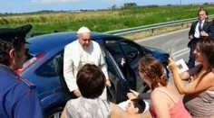 Z tohto videa idú zimomriavky! Pápež nečakane zastavil auto, vystúpil a....