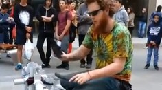 Austrálčan hrá na ulici na podomácky pospájanom potrubí