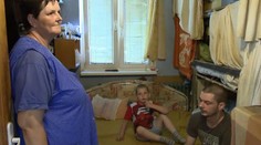 Rodina so 14 deťmi sa tlačí v trojizbovom byte. Musia vyžiť z 365 eur