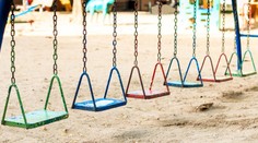 Žena hojdala v parku celé hodiny svoje mŕtve trojročné dieťa