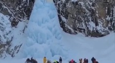 Skupinu turistov zasiahla padajúca masa ľadu z vodopádu. Hlásia mŕtveho a ťažko zranené dieťa