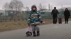 Video, z ktorého sa tlačia slzy do očí. Plačúci chlapček prišiel z vojnovej Ukrajiny celkom sám, mal iba igelitku