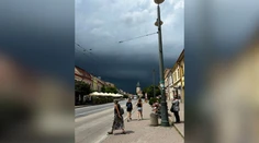 OBRAZOM: Na východnom Slovensku zúria silné búrky. Hrozia supercely a krupobitie