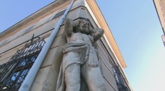 Legendami opradená socha Corgoňa dostáva poriadne zabrať. Najviac poškodené sú prsty