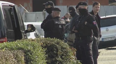 Kukláči rozbili gang zlodejov áut pri Trnave. Odviezli desiatich mužov aj ženu