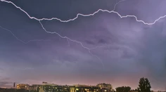 Búrky a krúpy sa presúvajú na východ. Tieto okresy sú pod výstrahou