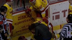 VIDEO: Brankár Spišskej Novej Vsi si brutálne vyšliapol na trenčianskeho mladíka