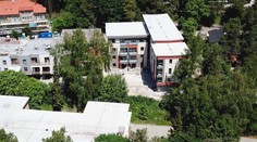 V Ružomberku bojujú s úradmi. V susedstve im vyrástla bytovka, ktorú neschválili