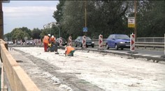Rekonštrukcia spomaľuje dopravu. Cez víkendy však cestári nerobia