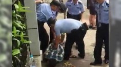 Číňan útočil nožom pred základnou školou. Zabil dve deti