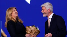 VIDEO: Z. Čaputová prekvapila osobnou gratuláciou P. Pavlovi. Darček, ktorý dostala, ju pobavil