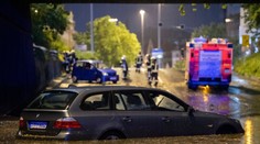 Extrémne počasie v Nemecku: Ulice sa zmenili na rieky, autá pod vodou, intenzívny dážď a krúpy