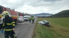 Na rovnej ceste sa zrazil autobus a autom, ktoré po náraze skončilo mimo cesty