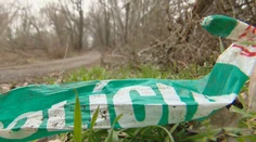 Polícia hľadá páchateľa, ktorý zapálil mŕtveho psa a zavesil ho na strom