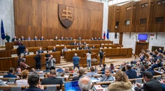 Horalkový paragraf aj s prílepkami koalície prešiel parlamentom. Hlasovanie sprevádzal hluk, pískanie a spev