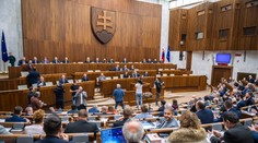 Horalkový paragraf aj s prílepkami koalície prešiel parlamentom. Hlasovanie sprevádzal hluk, pískanie a spev