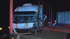 Nehoda pri Tomášovciach: Kamión plný pošty sa zrazil s prázdnym nákladiakom