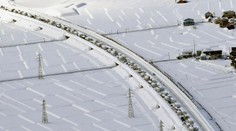 VIDEO: Husté sneženie spôsobilo v Japonsku 15-kilometrovú kolónu. Uviazlo v nej tisíc áut