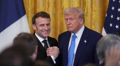 Veľká modrina na Trumpovej ruke vyvolala špekulácie o jeho zdraví. Biely dom prišiel s úsmevným vysvetlením