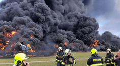 VIDEO: Po vykoľajení vlaku na Morave neďaleko slovenských hraníc horia cisterny s toxickou látkou