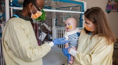 Lekári prepísali DNA malého dieťaťa. Trpelo zriedkavým ochorením, liečba mu zachránila život