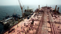 OSN odvracia katastrofu v Červenom mori. Zo zhrdzaveného tankera začali prečerpávať ropu