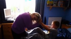 Matku týrajú vlastné deti. Bijú ju 30-krát za deň!