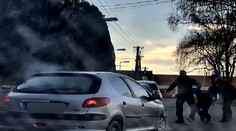 Ukradol auto a pod vplyvom drog utekal policajtom. Napokon s ním nabúral