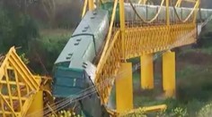 V Čile sa zrútil most vo chvíli, keď cez neho prechádzal vlak plný chemikálií