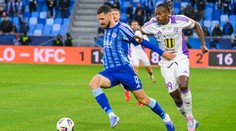 VIDEO: Opäť dvoma gólmi Šporara, opäť natesno. Slovan zdolal Komárno, čaroval nový brankár