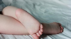 Ticho v detskej izbe na Slovensku vystriedal šok: Dieťa (2) našli v bezvedomí. Čo sa mu stalo, zistili rodičia len náhodou