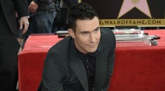 Spoznali by ste ho? Spevák z Maroon 5 kedysi pripomínal skôr Tarzana