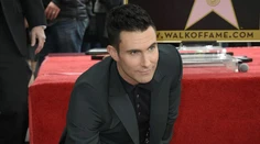 Spoznali by ste ho? Spevák z Maroon 5 kedysi pripomínal skôr Tarzana
