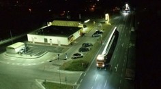 Náročný prevoz nadrozmerného nákladu. Do rozostavanej fabriky vo Valalikoch prevážali betónové väzníky