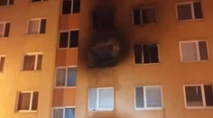 V bratislavskej Petržalke v noci horelo. Požiar zničil niekoľko bytov, ošetrili 16 ľudí