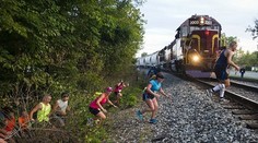 Pre dobrý čas riskovali život: Maratónci šprintovali tesne pred vlakom