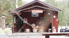 Obchod v strede lesa majú už 30 rokov. Obyvatelia aj turisti v Podbanskom sa naň môžu vždy spoľahnúť