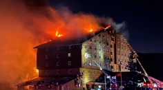 Obrovská tragédia v tureckom lyžiarskom stredisku. Pri požiari hotela zahynulo vyše 60 ľudí