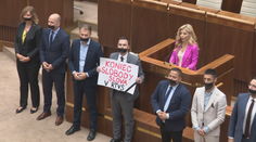 Rozruch v parlamente. Opoziční poslanci si ústa prelepili čiernymi páskami a hovoria o konci slobody slova v RTVS