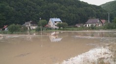 Východom sa prehnali ničivé dažde. Voda brala autá, záhrady a poškodila mosty