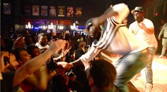 50 Centa stiahla fanúšička z pódia. Uštedril jej úder do hrude