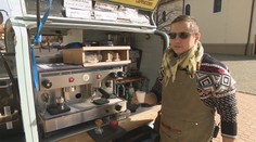 Pandémia ho nezlomila a ďalej predáva kávu. Belasá trojkolka, ktorú poznajú ľudia po celom Záhorí, je späť