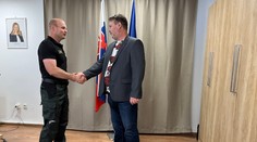 Bratislavčan zachránil život dôchodkyni, ktorú dorezal útočník. Polícia mu ďakuje