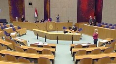 V holandskom parlamente skočil z balkóna muž, vydesil poslancov