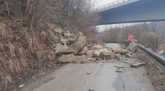 Rozhodovali sekundy: Pri Dolnom Kubíne sa na cestu zrútilo obrovské skalné bralo