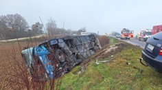 V autobuse, ktorý sa zrazil s osobným autom, sa mali viezť aj deti. Dostali však riaditeľské voľno